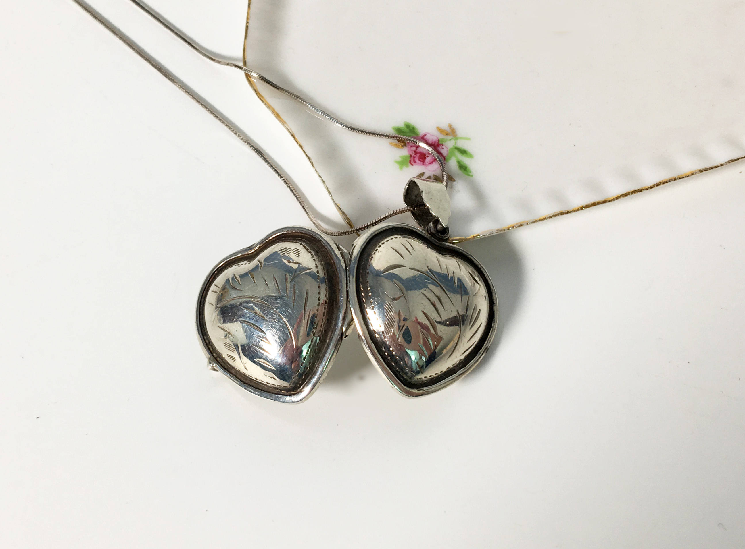 Details about / Vintage Sterling Silver Puffy Etched Heart Locket