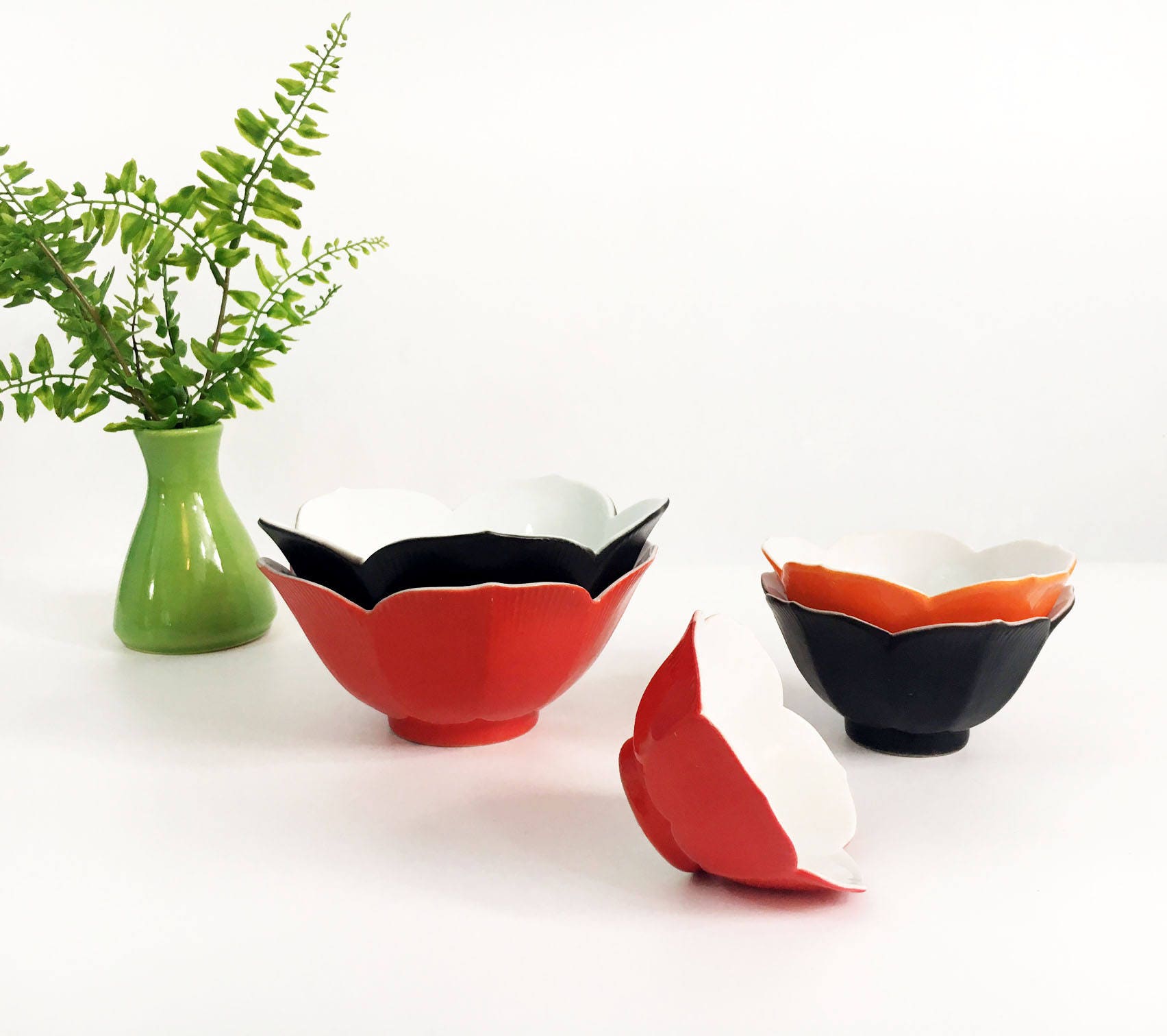 Vintage / Retro Set of 5 Nesting Japanese Lotus Tulip Flower Bowls