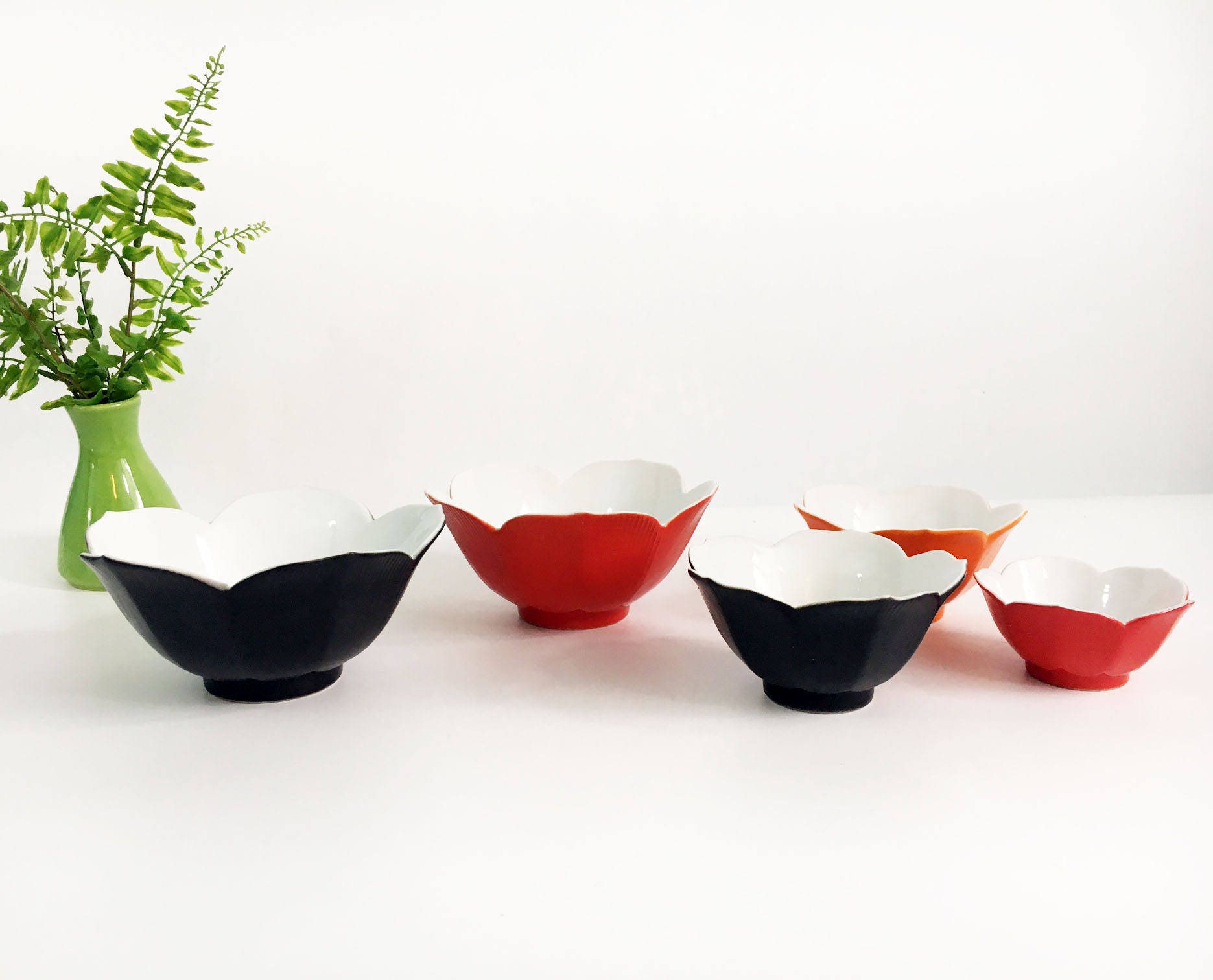 Vintage / Retro Set of 5 Nesting Japanese Lotus Tulip Flower Bowls