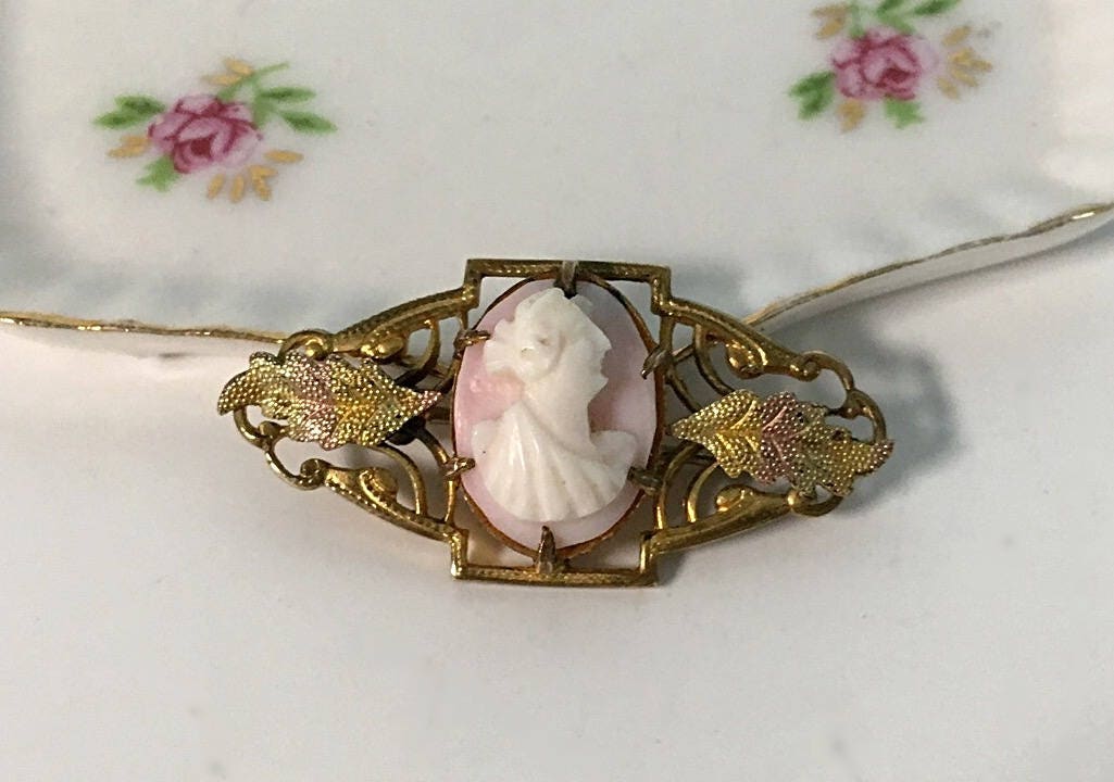 Vintage / Antique Costume Jewelry Cameo Pin Brooch - Gold Tone