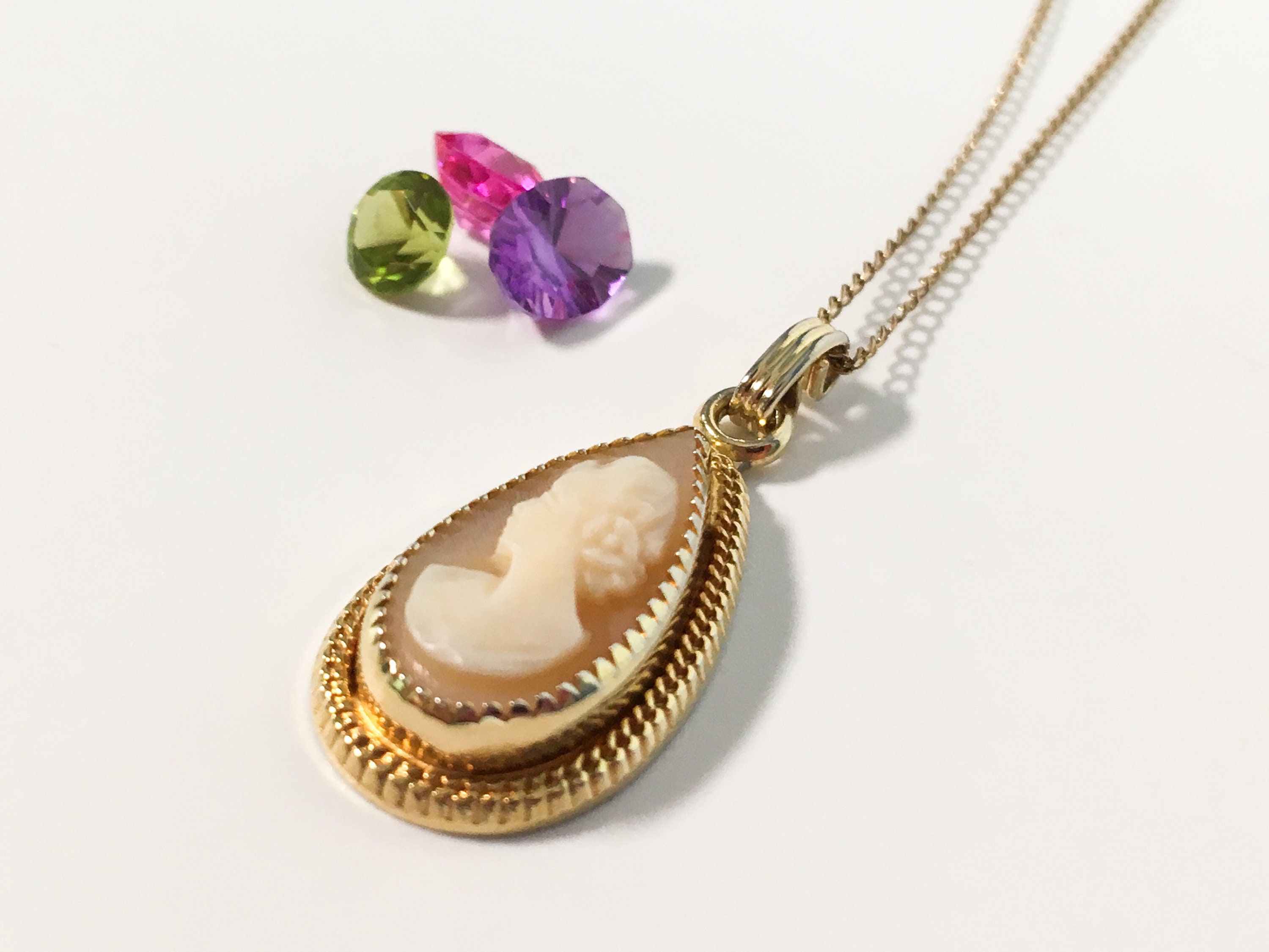 Who buys vintage jewelry
