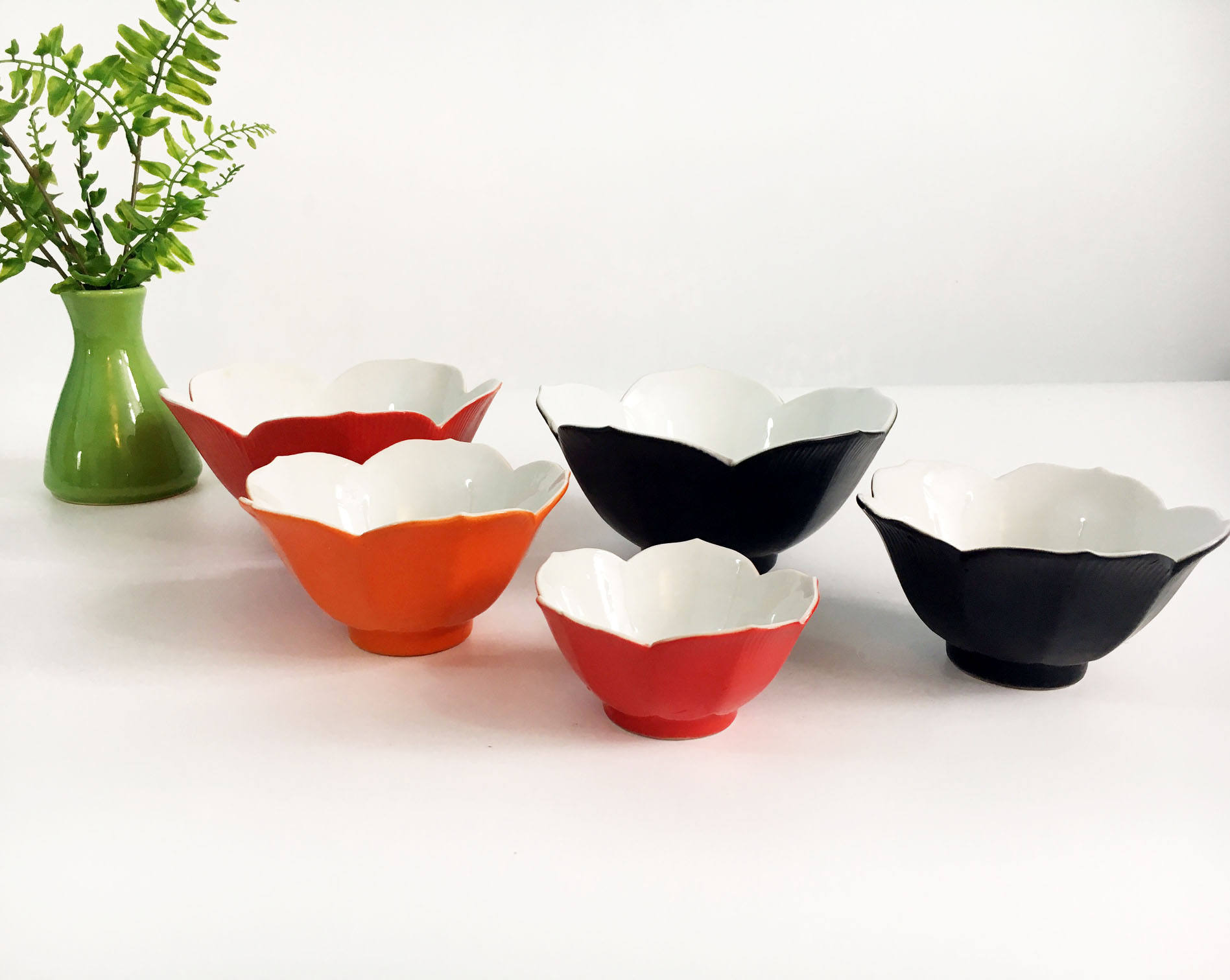 Vintage / Retro Set of 5 Nesting Japanese Lotus Tulip Flower Bowls