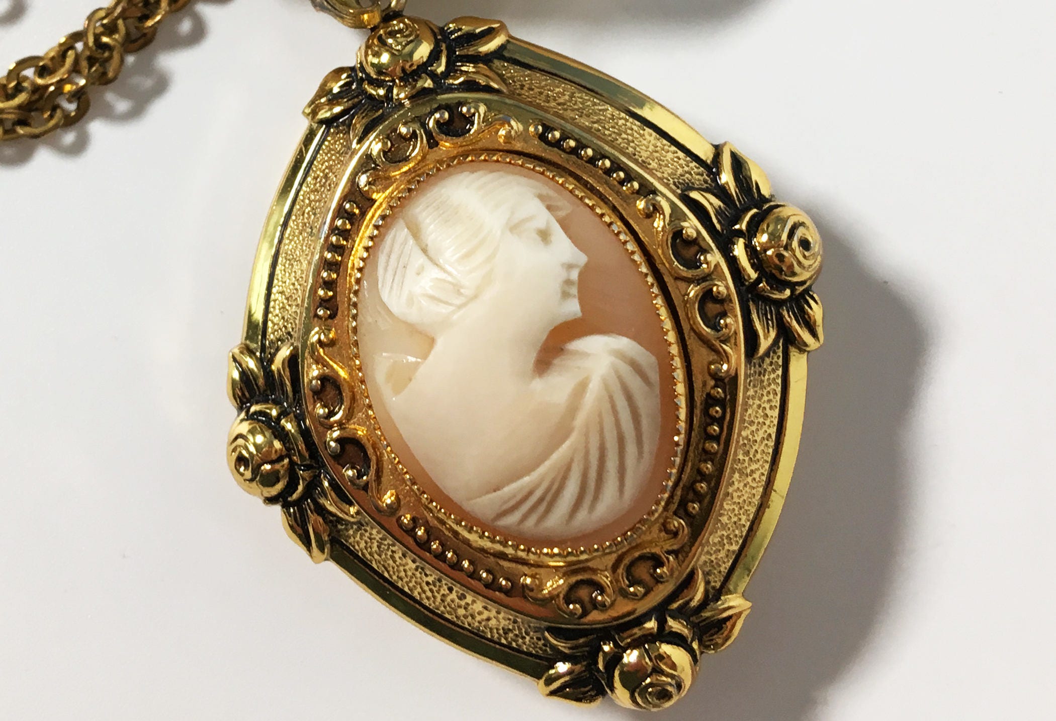 Antique Victorian 14k Yellow Gold Painted Porcelain Cameo Locket Necklace  28
