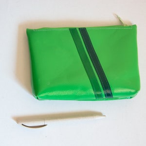 Funda de lona para camión con cremallera y rayas diagonales.