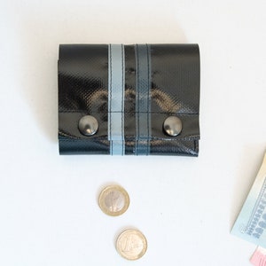 Práctico minibolso de lona de camión con cierres a presión