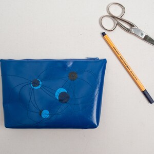 Práctico estuche de lona para camión con cremallera y lunares