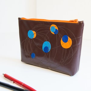 Bolsa de lona para camión con cremallera y lunares.