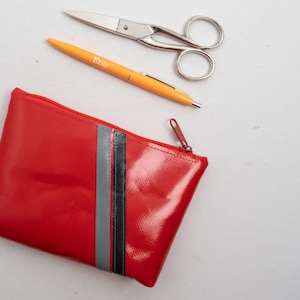 Práctico estuche de lona para camión con cremallera y rayas diagonales