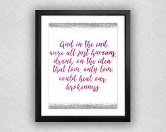 Glitter & Pink "und am Ende sind wir alle nur Menschen, betrunken auf der Idee, dass Liebe, nur Liebe, unsere Gebrochenheit heilen konnte." Druckbare. 8 x 10.
