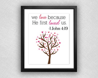 Herz "Wir lieben, weil er uns zuerst geliebt hat" Baum 1 Johannes 04:19 Bibel zitieren können. 8 x 10.