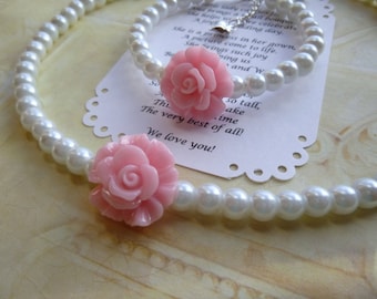 Conjunto de joias para dama de honra com pérolas: colar e pulseira de rosas.