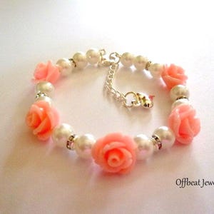 Perlen Blumenmädchen Armband: Strass & Resin Rosen Charm,