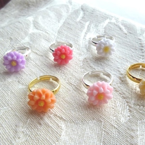 Anillo de flor ajustable para niño: margarita de resina, chapado en plata/oro,