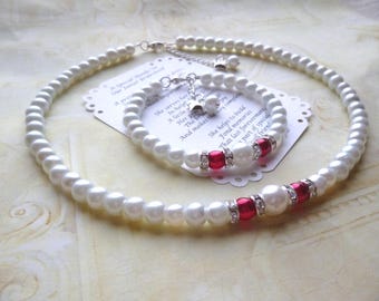 Parure de bijoux avec perle et bouquet de fille : collier et bracelet, détails strass