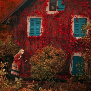 Postkarte "Herbstmärchen" Olga Valeska Weihnachten Weihnachtswünsche Volksmärchen Jahreszeit Feiertage Zauber Wunderland Cottage Kern Dorf Hygge