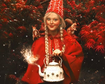 Carte postale photographie d'art "Lutine" Olga Valeska Christmas Noël Winter Lutin pixie elf magic faerie fairy tale folk wonderland cottage