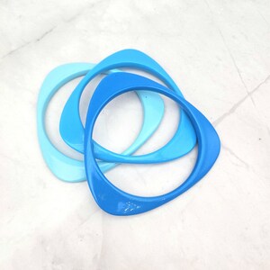 Pulseras tipo brazalete vintage de lucita azul de mediados de siglo - Conjunto de pulseras triangulares degradadas con boomerang atómico de mediados de siglo