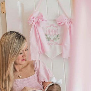 Banner de bebé con marco de monograma bordado personalizado