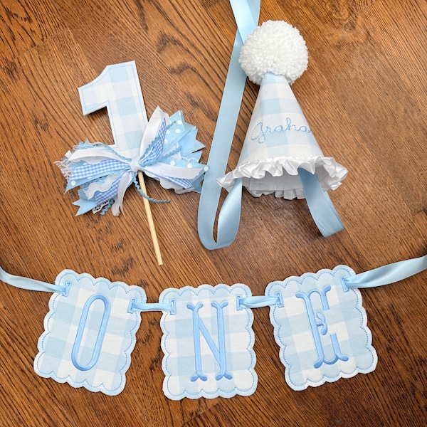 Kit para Primeiro Aniversário – Banner "ONE", Chapéu de Festa e Topo de Bolo – Decoração para 1º Aniversário de Menino – Conjunto Personalizado para Festa de Aniversário com Estampa Xadrez Azul