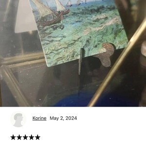 unique rusty miniature plate stand, tiny display, roombox, diorama, mini picture book holder for doll, 1:12 scale dollhouse, handmade in USA afbeelding 11
