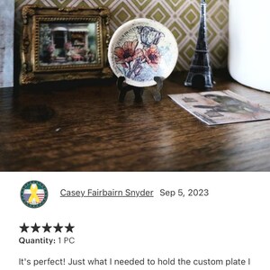 unique rusty miniature plate stand, tiny display, roombox, diorama, mini picture book holder for doll, 1:12 scale dollhouse, handmade in USA afbeelding 10
