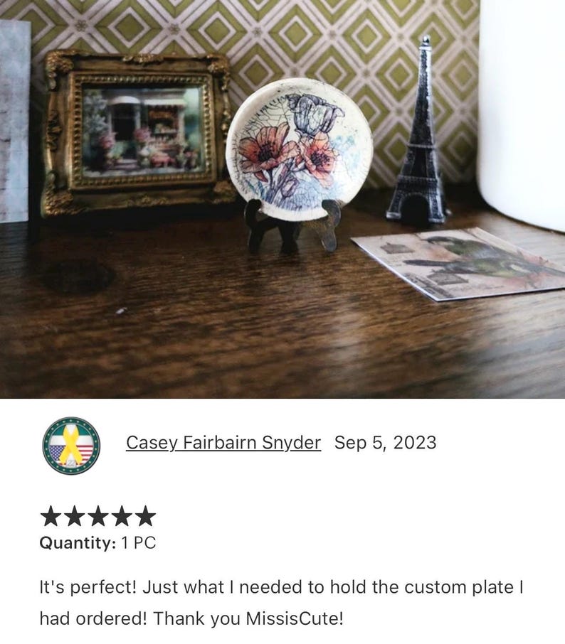 unique rusty miniature plate stand, tiny display, roombox, diorama, mini picture book holder for doll, 1:12 scale dollhouse, handmade in USA afbeelding 10