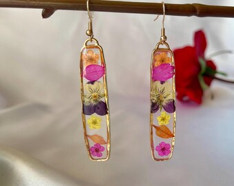 Pendientes de flores rojas auténticas hechos a mano: un accesorio atemporal y único