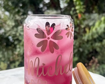 Vaso de cerveza floral personalizado / Taza de café helado con nombre personalizado / Vaso de 16 oz con tapa de bambú y pajita / Regalo de dama de honor para ella