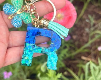 Llavero de resina con letra personalizada y purpurina. Llavero con inicial personalizada, dije de mariposa y borla. Un bonito regalo para ella, dije para bolso, monograma.