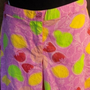K&ouml;nnte beinhalten: Rosa Hose mit einem bunten Fr&uuml;chte-Druck. Der Druck zeigt Zitronen, Limetten und Erdbeeren.