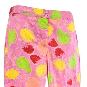 K&ouml;nnte beinhalten: Rosa Hose mit einem Fruchtmuster. Der Druck zeigt Zitronen, Limetten und Erdbeeren in Gelb-, Gr&uuml;n- und Rott&ouml;nen.