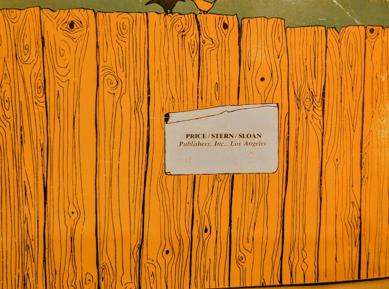 Puede incluir: Ilustraci&oacute;n de una valla de madera con tablones verticales en tonos naranja y marr&oacute;n. El texto "PRICE/STERN/SLOAN Publishers, Inc., Los Angeles" est&aacute; en una etiqueta rectangular blanca.