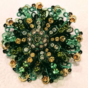 Vintage Large Emerald Green Filigree Rhinestone Brooch Pin 2 1/2&quot; Gold Tone