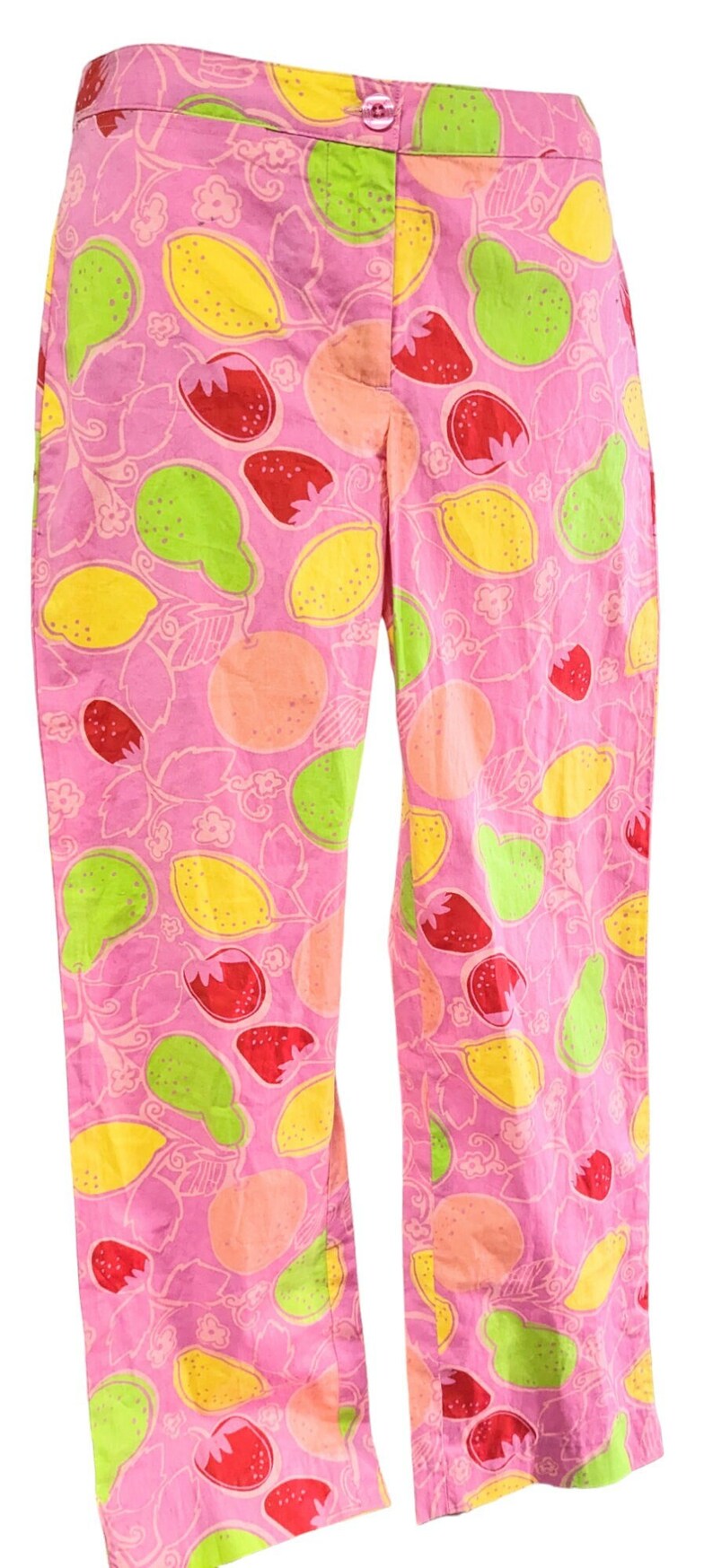 K&ouml;nnte beinhalten: Rosa Hose mit einem Fruchtmuster. Der Druck zeigt Zitronen, Limetten und Erdbeeren in Gelb-, Gr&uuml;n- und Rott&ouml;nen.