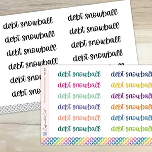 Puede incluir: Una hoja de pegatinas de colores con el texto "debt snowball" repetido en varios colores y fuentes. Las pegatinas están diseñadas para su uso en un planificador o diario.