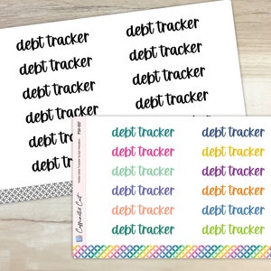 Puede incluir: Dos hojas de papel blanco con el texto "debt tracker" impreso en letra cursiva negra. La hoja superior tiene cinco filas de texto, mientras que la hoja inferior tiene ocho filas de texto en varios colores, incluyendo turquesa, amarillo, morado, rosa, verde y naranja.