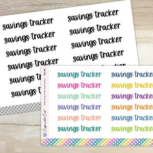 Puede incluir: Una hoja de pegatinas de colores con el texto "savings tracker" repetido en varios colores y fuentes. Las pegatinas están diseñadas para usar en un planificador o diario.