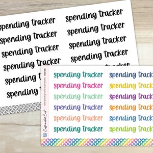 Puede incluir: Una hoja de pegatinas de colores con el texto "spending tracker" repetido varias veces en una variedad de colores. Las pegatinas están diseñadas para su uso en un planificador o diario.