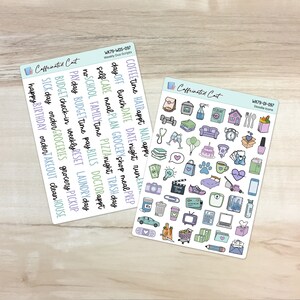 Pode incluir: Duas folhas de adesivos com o texto "Caffeinated Cast" e "WK79-WDS-097 Weekly Duo Scripts" e "WK79-01-097 Doodle Icons". Uma folha tem palavras escritas e a outra tem ícones de rabiscos.