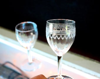 2 NEEDLE ETCHED ENGLISH Design Stemware Optic Panel Glasses Barware 1920 Cordial Martini Glass