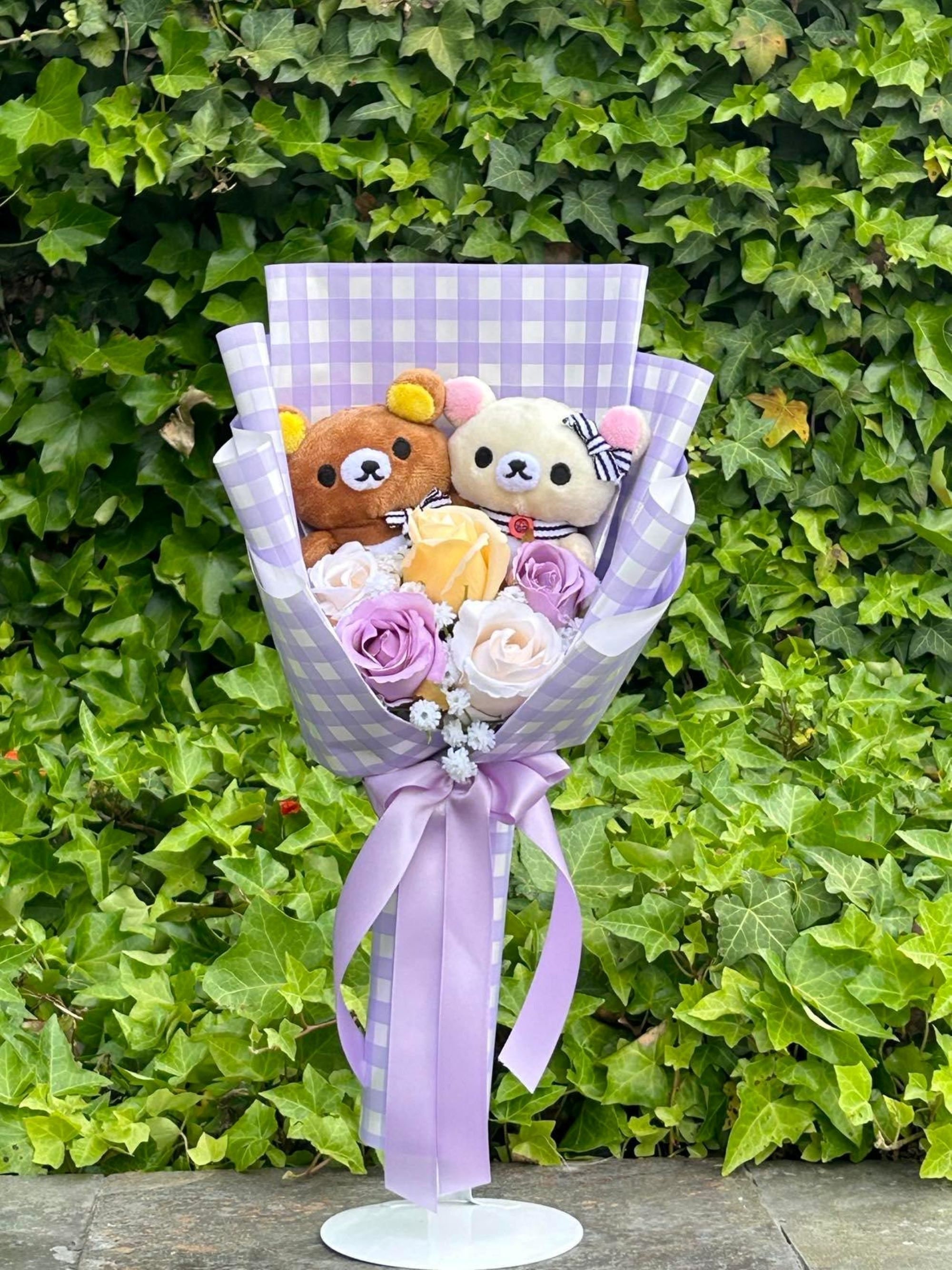Purple plushies couple bear bouquet. The doll stand is not included.