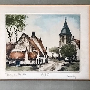 Op de afbeelding: Een aquarel schilderij van een dorpsgezicht met een kerktoren op de achtergrond. Het schilderij is ingelijst en rechtsonder getekend met "A.P."