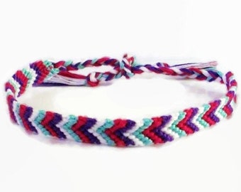 Bracciale dell'amicizia con ricamo macramè con motivo Chevron colorato primaverile