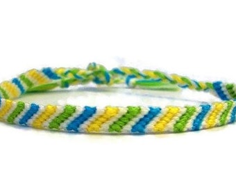 Blauw groen geel en wit snoep streeppatroon borduurwerk macrame vriendschapsarmband