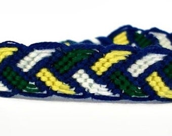 Blauw, groen, wit en geel omrand vlechtpatroon Macrame borduurwerk Vriendschap Armband