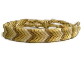 Bracciale dell'amicizia in macramè ricamato con motivo Chevron sfumato giallo dorato