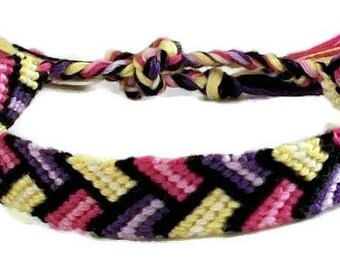 Bracciale dell'amicizia in macramè ricamato con motivo a treccia rosa, viola e giallo, braccialetto dell'amicizia primaverile