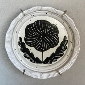 Small flower illustration scraffito wall plate