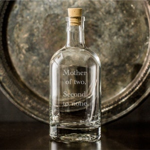 Muttertagsgeschenk für eine Mutter, die eine Hausbar & Cocktails liebt, ein Geschenk, auf das sie anstoßen kann, Second to None Dekanter, 1-seitig, geätztes Glas