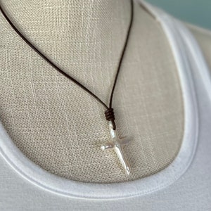 Parelkruisketting / leren koordketting / parelkruis / parelketting / kruis / bohoketting / kruisketting zoetwaterparelkruis